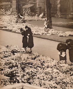 De staatsbegrafenis van Koning George V in Windsor: herdenkingskransen, 1936 door Unbekannt