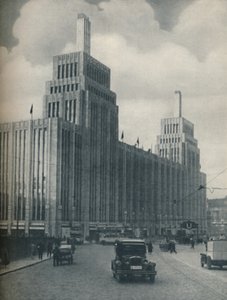 De toren-omgeven massa van het Karstadthaus gebouwd in een arbeiderswijk, ca. 1935