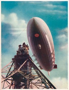 Het Amerikaanse luchtschip Macon wordt aangemeerd aan de mobiele mast in Lakehurst, New Jersey, ca. 1935-1937 door Unbekannt