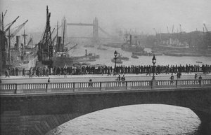 Het Bovenste Bekken vanaf de London Bridge, een van de drukste delen van de haven van Londen, 1936