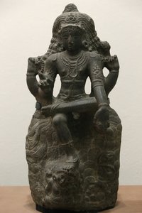Het Victoria en Albert Museum. Shiva als Dakshinamurti. 1200-1300. Late Chola periode. Graniet. Zuid-India (Tamil Nadu). Verenigd Koninkrijk door Unbekannt