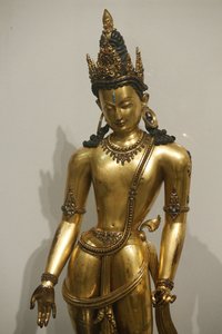Het Victoria en Albert Museum. De Bodhisattva Avalokiteshvara (Padmapani, drager van de lotus). 1300-1400. Malla dynastie. Nepal. Verguld koper met edelstenen en halfedelstenen. Verenigd Koninkrijk door Unbekannt