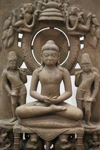 Het Victoria en Albert Museum. De Jina Rishabhanatha. 800-900. Zandsteen. Noord-India. Verenigd Koninkrijk door Unbekannt