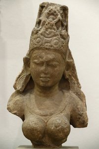 Het Victoria en Albert Museum. Yogini. 800-900. Pratihara periode. Zandsteen. Centraal-India (Madhya Pradesh). Verenigd Koninkrijk
