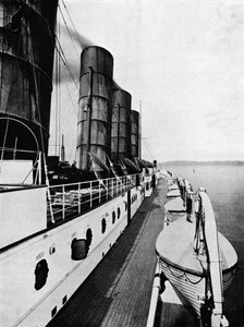 Het bootdek van de Lusitania, met reddingsboten, 1915