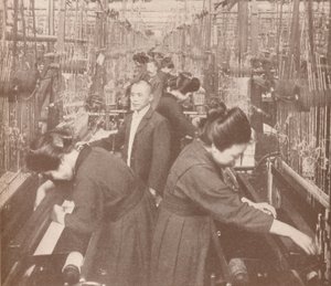 Het drukke interieur van een bloeiende zijdefabriek in Japan door Unbekannt