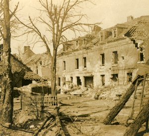 De glasfabriek in Soissons, Noord-Frankrijk, c1914-c1918