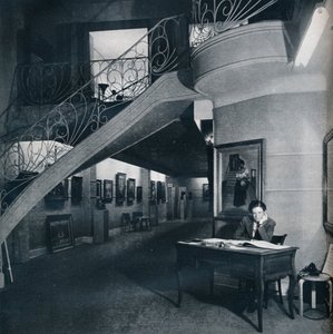 De begane grond galerij van het American-British Art Center, ca. 1941 door Unbekannt