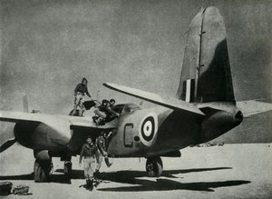 De hete zon schijnt op een woestijnlandingsplaats, ca. 1942-1943, 1945 door Unbekannt