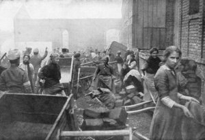De inwoners van Caudry komen voedsel zoeken bij het Britse leger, Frankrijk, 1918 door Unbekannt