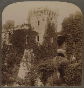 De met klimop begroeide torens van Raglan Castle, het laatste bolwerk van Karel I, Monmouthshire, Engeland, ca. 1