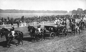 De koning en koningin arriveren bij de Leopardstown races, Dublin, juli 1911 door Unbekannt
