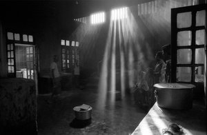 De keuken van het Psychiatrisch Ziekenhuis, Pabna, in Bangladesh. 1994. Het Psychiatrisch Ziekenhuis, Pabna is het eerste ziekenhuis in zijn soort in Bangladesh voor een bevolking van ongeveer 130 miljoen. Het werd opgericht in 1957 door de toenmalige Civi door Unbekannt