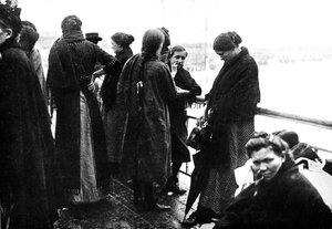 De laatste akte van een tragedie: Een foto genomen op de laatste boot die Oostende verlaat naar Engeland, 1914 door Unbekannt
