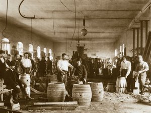 De productie van houten biervaten in Pilsen door Unbekannt