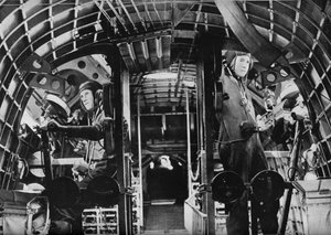 De middenkanonniers van een RAF-vliegboot alert op hun posten, c1940 door Unbekannt