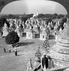 Het noordelijke deel van de 450 pagodes, Mandalay, Birma Myanmar door Unbekannt