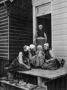 De trots van de familie, Marken, Nederland, ca. 1934 door Unbekannt