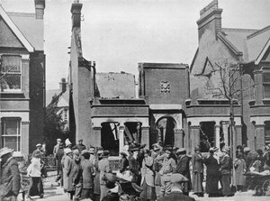 Het resultaat van een luchtaanval: Een verwoest huis in Southend, 1915