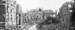De verwoeste stad en kerktoren van Albert, Somme, Frankrijk, 22 augustus 1918 door Unbekannt
