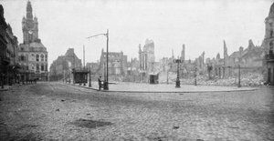 De ruïnes en klokkentoren van Douai, Frankrijk, 1918