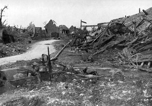Het dorp Mametz na het bombardement in juli, Slag om de Somme door Unbekannt