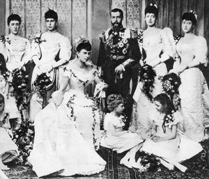 De huwelijksgroep van koning George en koningin Mary, 6 juli 1893 door Unbekannt