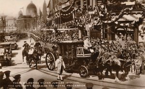 Hun Majesteiten Zilveren Jubileum 1910-1935. De Sprekerskoets in de Koninklijke Processie door Unbekannt