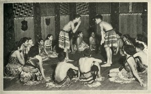 Deze Maori-kinderen op de inheemse school, Whakarewarewa, spelen een handspel, ca. 1948