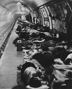 Degenen die naar schuilplaatsen gingen begonnen een nieuw soort nachtleven, 11 november 1940, 1942