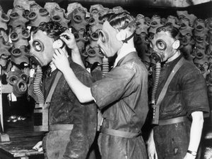 Drie mannen met gasmaskers, ca. 1930s
