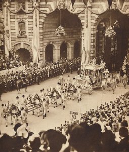 Door de Admiralty Arch, 12 mei 1937 door Unbekannt