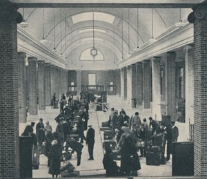 Tilbury passagiersbagage onderzocht in een ruim nieuw gebouw, 1937