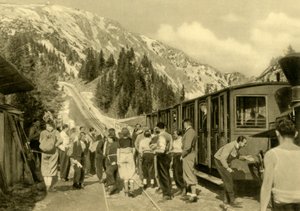 Toeristen bij Baumgartnerhaus Station op de Schneeberg-spoorweg, Neder-Oostenrijk, ca. 1935 door Unbekannt