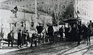 Tramstaking in Madrid, de burgerwacht valt stakers aan die proberen een tram te stoppen, gepubliceerd in het tijdschrift "Nuevo Mundo", december 1919