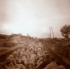 Troepen in open treinwagons, Genicourt, Noord-Frankrijk, ca 1914-ca 1918