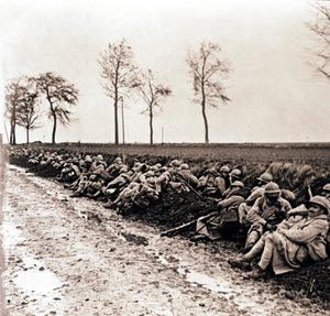 Troepen rusten langs de kant van een weg, Noord-Frankrijk, ca. 1914-1918 door Unbekannt