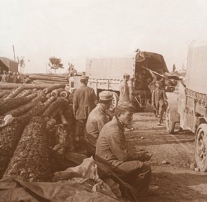 Vrachtwagens op de Voie Sacrée, Verdun, Noord-Frankrijk, ca. 1914-ca. 1918 door Unbekannt