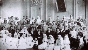Tsarina Maria Fjodorovna van Rusland bezoekt een ziekenhuis in Kiev, 1915 door Unbekannt