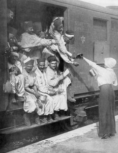 Turkse scherpschutters op weg naar het front per trein, 1914 door Unbekannt