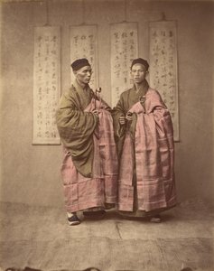 [Twee Chinese Mannen in Overeenkomende Traditionele Kleding], 1870s door Unbekannt