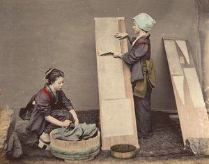 Twee Japanse vrouwen poseren met wasgoed