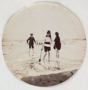 Twee meisjes en een jongen die in de zee pootjebaden, ca. 1890 door Unbekannt