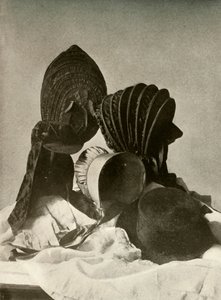 Twee zijden calashes, rijmuts, Quaker hoed, hoed, handschoenen en rok, 18e eeuw, 1937 door Unbekannt