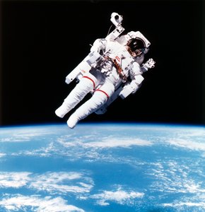 Amerikaanse astronaut Bruce McCandless tijdens ruimtewandeling, 1984