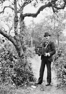 Verenigd Koninkrijk: De fotograaf JT Newman met zijn plaatcamera. ca. 1890 door Unbekannt