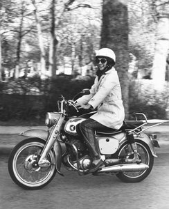 Verenigde Staten: ca. 1961 Een Vrouw Rijdt op haar Honda 160 Motorfiets. (zw/w foto) door Unbekannt
