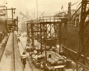 Voedsel lossen bij de Royal Albert Docks, Londen, c1930