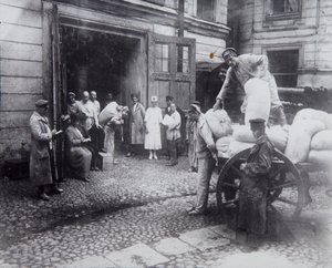 Lossen van voedsel, het Huis van Wetenschappers, Petrograd, Rusland, ca. 1920-1924 door Unbekannt
