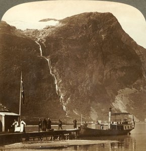 Utigards Falls vanaf de Ravnefjeld-gletsjer bij Lake Loen - vanaf Naesdal, Noorwegen, ca. 1905